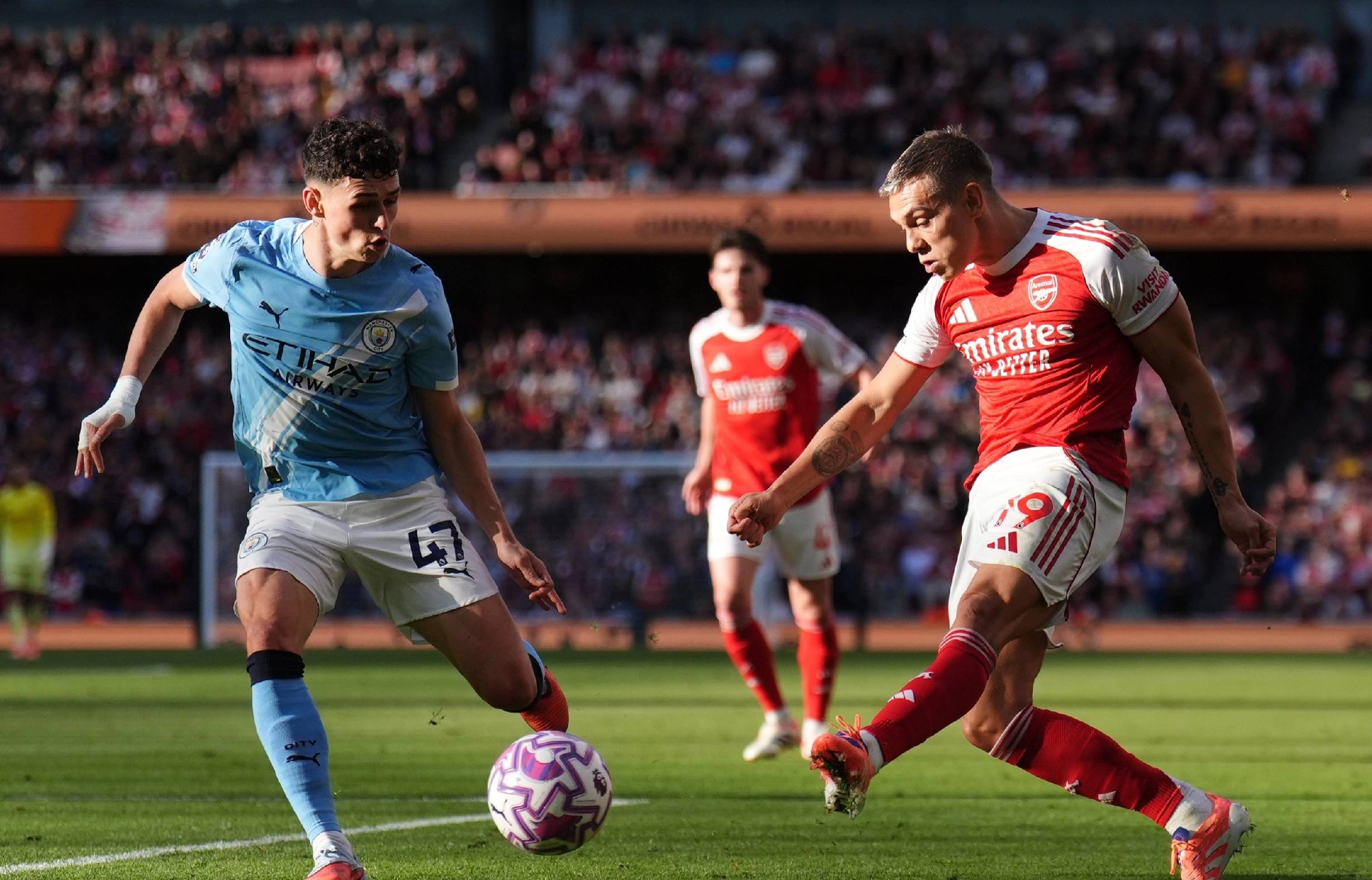 维拉晒海报预热欧联杯：欧联杯比赛日，我们回来了！（维拉发布海报为欧联预热：比赛日，我们回归！）