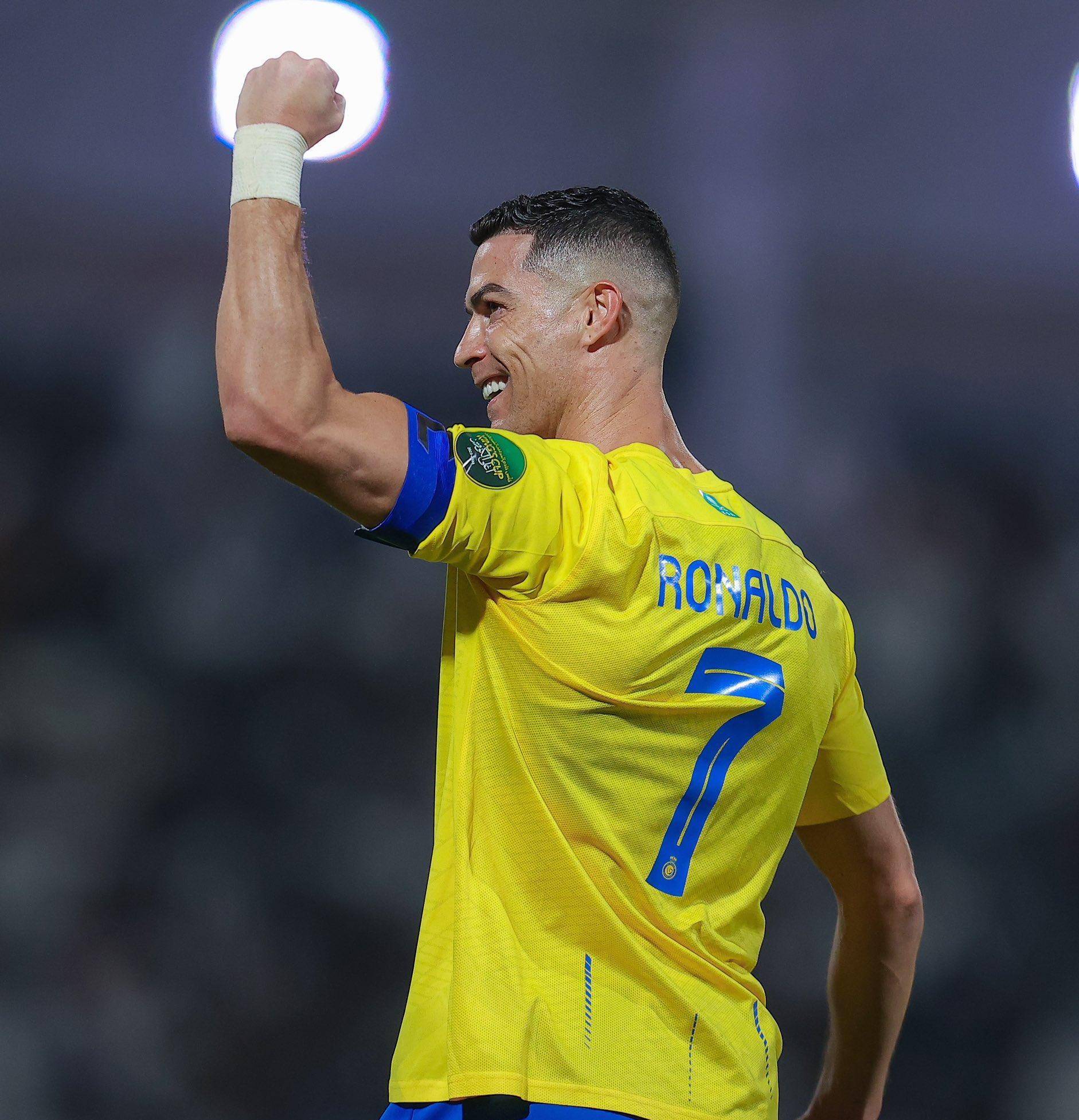 刘殿座获奖感言：感谢每一位身边的人，愿中国足球越来越好（刘殿座领奖致辞：感恩所有支持，祝中国足球蒸蒸日上）