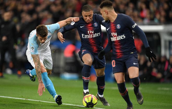 英超第13轮切尔西对阵阿森纳，双方均状态出色，争夺争冠席位，赛果待定。