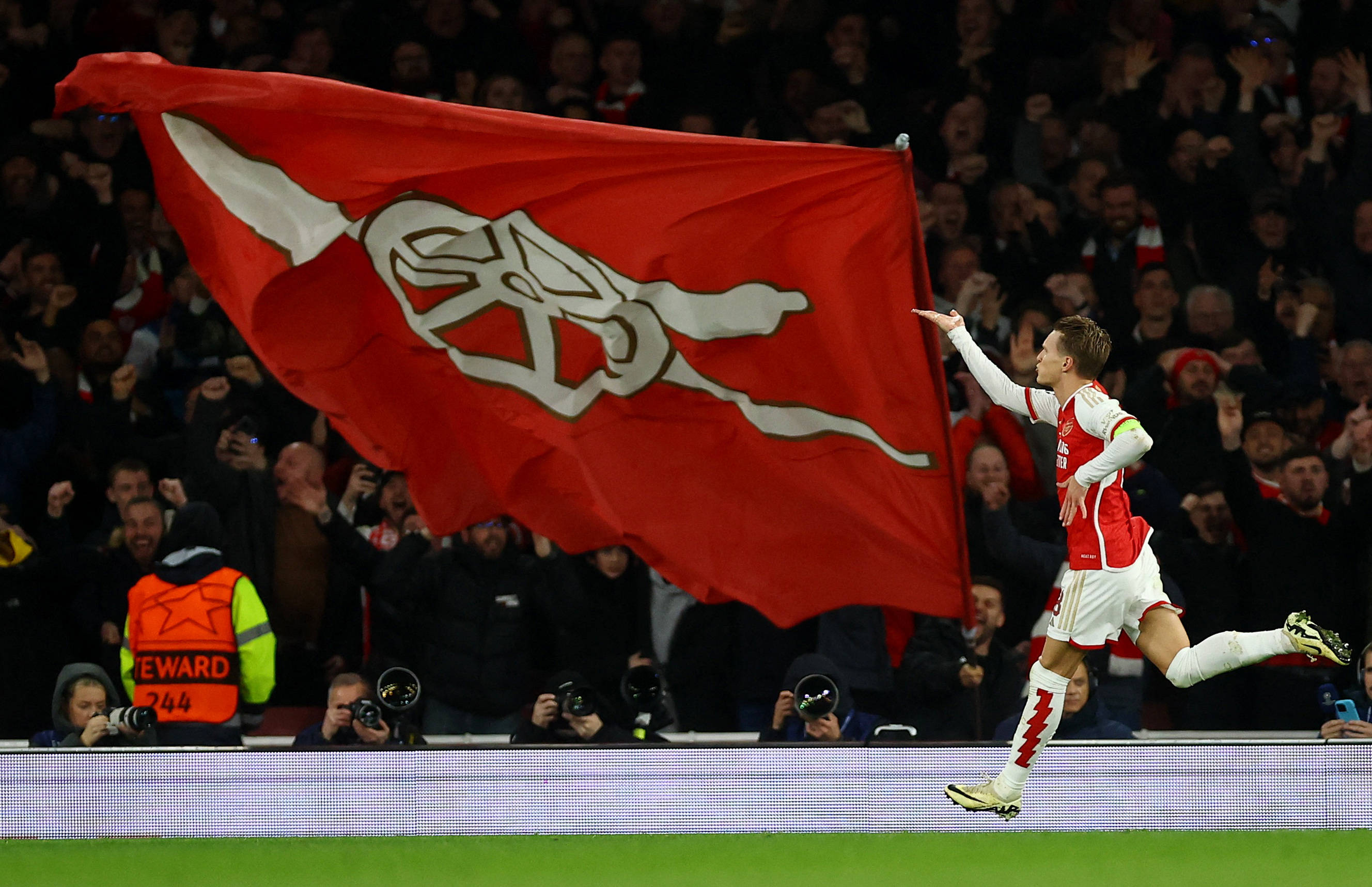 近3场贡献2球2助，米兰租将英超火力全开，买断价2600万引关注（近3战2球2助！米兰租将英超爆发，2600万买断条款引热议）