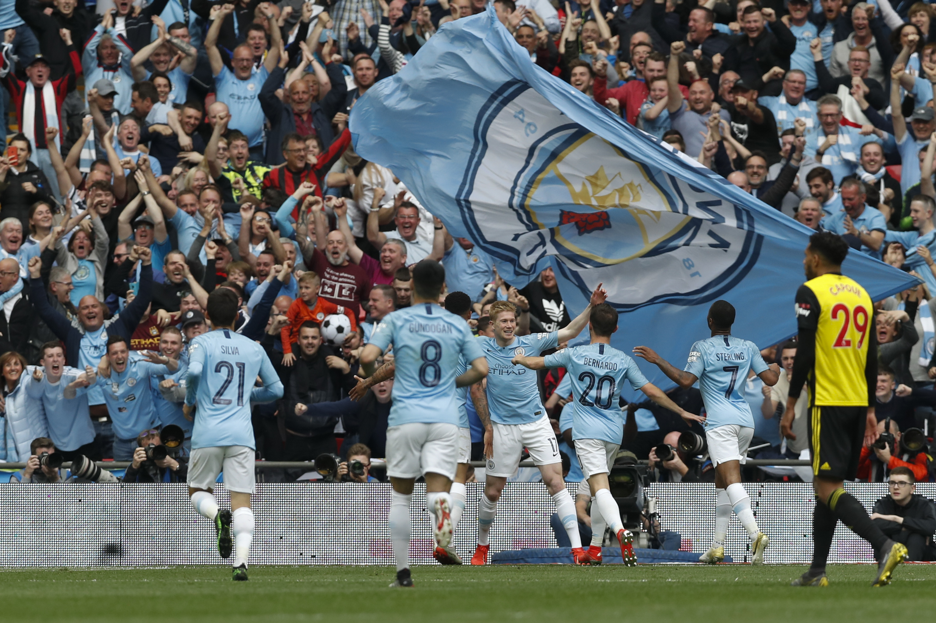 法甲半场：克瓦拉茨赫利亚、马尤鲁建功，巴黎暂2-0雷恩