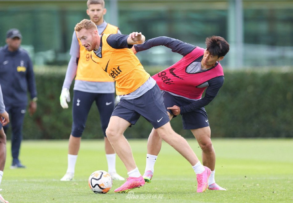 17岁273天，卡尔是拜仁队史德甲单场传射建功最年轻的球员（17岁273天，卡尔刷新拜仁德甲队史单场传射最年轻纪录）