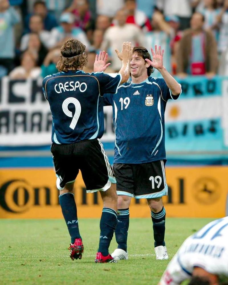 卫报：巴萨将凯恩视为取代莱万的首选目标，很可能激活违约金