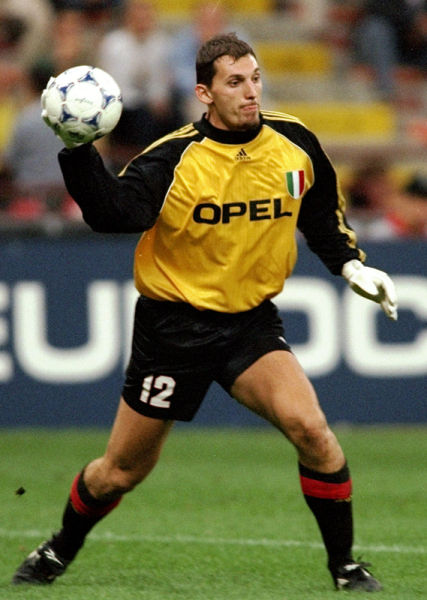 伊朗前锋塔雷米欧冠赛场攻破皇马大门！成为第二位攻...