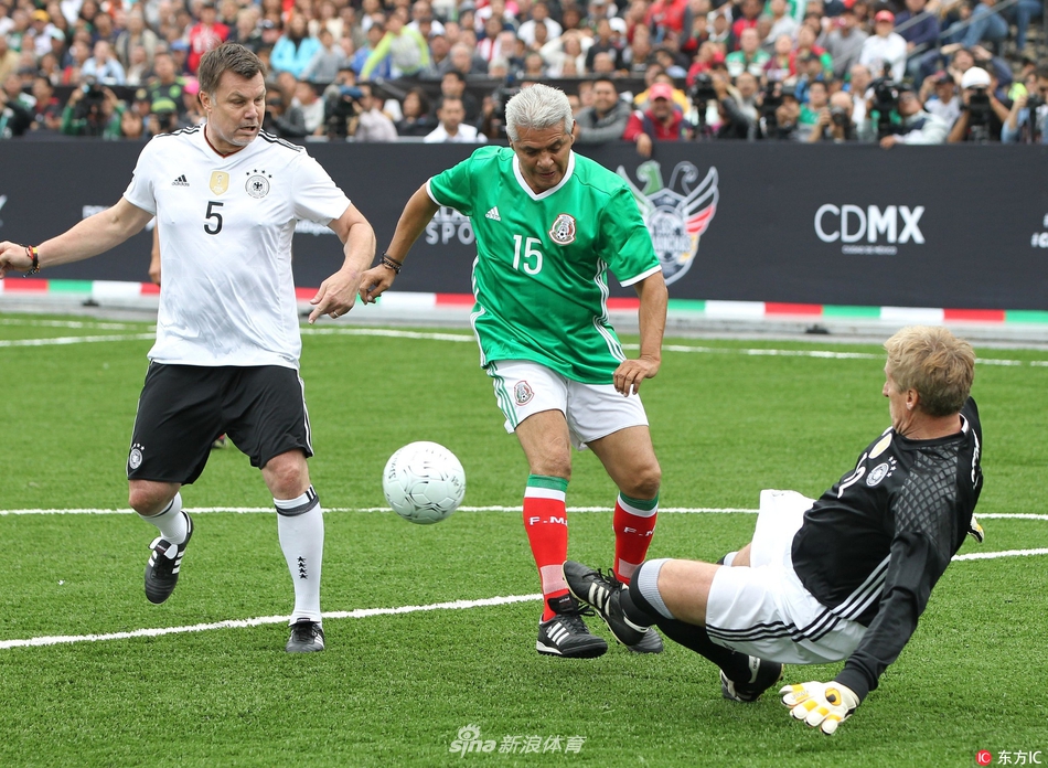 抽象！加纳乔一对一尝试假动作晃动带球过人，直接将球传给对手（离谱一幕！加纳乔单挑频做假动作欲过人，却将球直接送给对手）